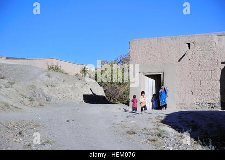 La province de Wardak, Afghanistan - Les enfants de retourner à leur maison après avoir reçu des bonbons et des fournitures artistiques au cours d'une patrouille de l'Armée nationale afghane et des Forces spéciales des Forces d'opérations spéciales de la coalition, Sayed Abad district, le 6 novembre. Les forces s'est rendu dans trois villages de la région de distribuer des articles et renseignez-vous sur les conditions de vie et les besoins des villageois. (U.S. Photo de l'armée par le Sgt. Lizette Hart, 19e Détachement des affaires publiques) Présence en patrouille Sayed Abad 485358 Banque D'Images