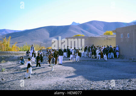 La province de Wardak, Afghanistan - Les jeunes hommes et les garçons se rassemblent pour recevoir le traitement médical de l'Armée nationale afghane et des Forces spéciales des Forces d'opérations spéciales de la coalition, Sayed Abad district, le 6 novembre. Les forces s'est rendu dans trois villages de la région de distribuer des articles et renseignez-vous sur les conditions de vie et les besoins des villageois. (U.S. Photo de l'armée par le Sgt. Lizette Hart, 19e Détachement des affaires publiques) Présence en patrouille Sayed Abad 485359 Banque D'Images