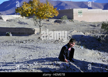 La province de Wardak, Afghanistan - un petit garçon attend se trouve sur le côté de la route au cours d'une patrouille, Sayed Abad district, le 6 novembre. Les forces spéciales de l'Armée nationale afghane et de la coalition des forces d'opérations spéciales a fourni des soins médicaux et l'aide humanitaire aux enfants et aux familles dans la région. (U.S. Photo de l'armée par le Sgt. Lizette Hart, 19e Détachement des affaires publiques) Présence en patrouille Sayed Abad 485361 Banque D'Images