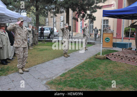 Kaboul, Afghanistan - le commandant de la Force internationale d'assistance à la sécurité, le général John R. Allen était l'invité d'honneur pour le Marine Corps anniversaire gâteau symbolique au quartier général de la FIAS, le 10 novembre. Avant que ses collègues qui souhaitent un joyeux 236e anniversaire des Marines, le général Allen a présidé le découpage, puis présenté à la tranches plus âgés et les plus jeunes Marines présents. Après la cérémonie, le commandant de la FIAS s'est rendu avec d'autres marines. (U.S. Photo de l'armée/Sgt. Campbell) (avril 1992) 236e anniversaire de la Marine Corps au quartier général de la FIAS à Kaboul-2 Banque D'Images