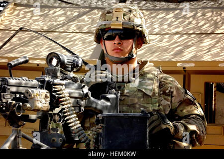 La CPS de l'armée américaine. Ricardo Gonzalez, un San Bernardino, Californie, affecté à la 2e Bataillon, 8e Régiment d'artillerie, 1er Stryker Brigade Combat Team, 25e Division d'infanterie, passe ses grâces tirant la sécurité d'un point de contrôle d'entrée à la base d'opérations avancée Lindsey, 24 novembre. L'Armée américaine photo par le Sgt. Thomas Duval Flickr - l'armée américaine - la sécurité de l'action de grâce Banque D'Images