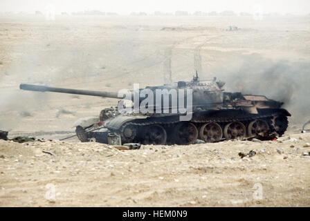 Un Irakien T-55 char de combat principal endommagé pendant l'opération Tempête du désert. T-55 irakien endommagé près de la frontière koweïtienne Banque D'Images