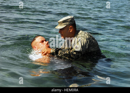 GUANTANAMO BAY, Cuba - Circuit de l'armée. Michael Donley, un militaire en déploiement ici avec le 525e bataillon militaire à l'appui de la Force opérationnelle interarmées Guantanamo, est baptisé à Windmill Beach par le capitaine de l'Armée de Eric Bey, 525e Bataillon MP aumônier, le 27 août 2009. Guantanamo la foi mène sûr, humain, juridique et transparent le soin et la garde des détenus, y compris ceux qui ont été condamnés par une commission militaire et ceux commandés libéré par un tribunal. La foi mène des activités de collecte, d'analyse et de diffusion pour la protection des détenus et du personnel travaillant dans la foi et dans les installations de Guantanamo s' Banque D'Images