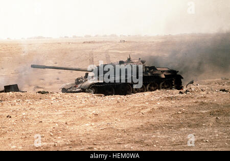 Vue d'un Irak T-55 char de combat principal détruit par une attaque près de la frontière koweïtienne pendant l'opération Tempête du désert. T-55 irakien détruit près de la frontière koweïtienne 1991-02-28 Banque D'Images