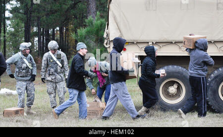 Des soldats américains avec le 519e Bataillon de la Police militaire, 1ère Brigade d'amélioration de manoeuvre exécuter efforts humanitaires par l'attribution de nourriture et d'eau pour les joueurs jouant le rôle des civils au cours d'un exercice sur le terrain de 5 jours à partir du 5 au 9 décembre. Éléments de la 1ère BAM sont actuellement affectés à la défense nationale La Force d'intervention CBRN. Les opérations du groupe de travail disposent de capacités de réaction rapide initiale des missions comme victime de la recherche et du sauvetage, décontamination, patient transport aérien et terrestre et le soutien technique. Groupe de travail conjoint de l'aide aux civils, basée à Joint Base Langley-Eustis, VA est l'hi Banque D'Images