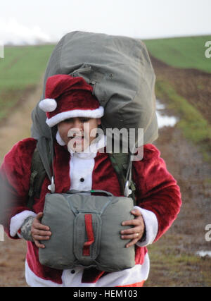 Vetu D Un Costume Du Pere Noel Le Sgt Robert Vasquez Un Air De Formation Sous Officier Responsable Du Detachement De La 5eme Quartier Maitre Et Originaire D El Paso Texas Promenades De L Alzey Zone De