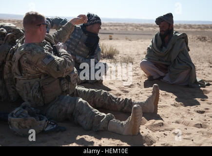 Le capitaine de l'armée américaine James Nelson, 2e, 38e Escadron de cavalerie (2-38ème) Officier des affaires civiles, et Hader, interprète, parler avec les aînés dans le Shorbak Désert, province de Kandahar, en Afghanistan, le 9 décembre 2011. Les soldats de la 2-38ème sont dans la région de parler avec les habitants pour mieux comprendre la région. (Photo par : SPC. Phil Kernisan) Shorbak patrouille 111209-A-FZ921-303 Banque D'Images