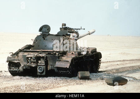 Démoli UN T-55 irakien char de combat principal se dresse sur un champ de bataille après avoir été détruit par les forces alliées durant l'opération Tempête du désert. Type 69 Irakiens handicapés Banque D'Images
