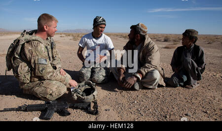 Le capitaine de l'armée américaine James Nelson, 2e, 38e Escadron de cavalerie (2-38ème) Officier des affaires civiles, et Hader, interprète, parler avec les aînés dans le Shorbak Désert, province de Kandahar, en Afghanistan, le 9 décembre 2011. Les soldats de la 2-38ème sont dans la région de parler avec les habitants pour mieux comprendre la région. (Photo par : SPC. Phil Kernisan) Shorbak patrouille 111209-A-FZ921-375 Banque D'Images