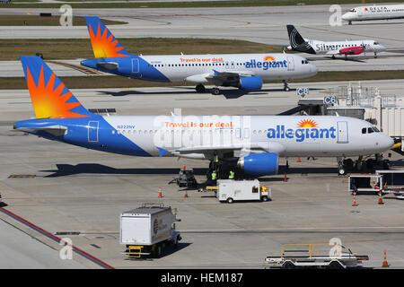 Fort Lauderdale, États-Unis - 17 Février 2016 : Allegiant Air avion taxi à l'aéroport de Fort Lauderdale (FLL) aux États-Unis. Allegiant Air Banque D'Images