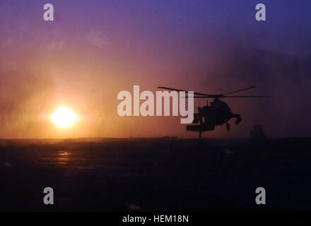 159e Brigade d'aviation de combat, le colonel commandant Todd Royar et directeur général major Travis Habhab leurs terres AH-64 Apache alors que le soleil se couche sur l'aérodrome de Kandahar, en Afghanistan, le Jour de Noël. Les deux dirigeants ont passé les vacances à visiter avec des soldats qui sont répartis dans le sud de l'Afghanistan la fourniture d'appui de l'aviation et de l'avant et de l'armement les capacités de ravitaillement en carburant. Le 159e CAB est déployé à partir de Fort Campbell, Ky., et il est prévu de redéployer peu après la nouvelle année. 159thApacheintheSunset Banque D'Images