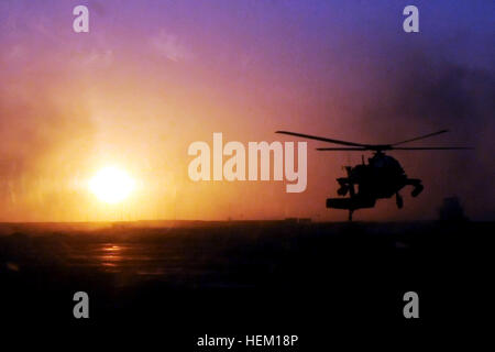 159e Brigade d'aviation de combat, le colonel commandant Todd Royar et directeur général major Travis Habhab leurs terres AH-64 Apache alors que le soleil se couche sur l'aérodrome de Kandahar, en Afghanistan, le Jour de Noël. Les deux dirigeants ont passé les vacances à visiter avec des soldats qui sont répartis dans le sud de l'Afghanistan la fourniture d'appui de l'aviation et de l'avant et de l'armement les capacités de ravitaillement en carburant. Le 159e CAB est déployé à partir de Fort Campbell, Ky., et il est prévu de redéployer peu après la nouvelle année. L'Armée américaine photo par le Sgt. 1re classe Stephanie Carl Flickr - l'armée américaine - Apache landing (1) Banque D'Images