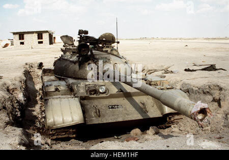 Un Irakien détruit T-55 char de combat principal se trouve dans le sable à l'Aérodrome de Joulayba après la libération du Koweït par les forces alliées pendant l'opération Tempête du désert. Char T-55 Irakiens handicapés à l'Aérodrome de Joulayba Banque D'Images
