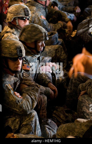 Les soldats de la 25e Division d'infanterie supporter logements exigus, sur un vol à bord d'un C-130 du Koweït à l'Irak. Le Lockheed C-130 Hercules pilote depuis les années 1950, transportant des troupes et du fret ainsi que de nombreux autres combattre, de reconnaissance et de missions de recherche et de sauvetage. L'Iraq aujourd'hui 35157 Banque D'Images