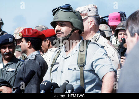 Le lieutenant général Khalid Bin Sultan Bin Abdul Aziz, commandant des forces interarmées en Arabie Saoudite, arrive à discuter de conditions pour un cessez-le-feu avec les généraux irakiens pendant l'opération Tempête du désert. Derrière le lieutenant général Khalid est le général H. Norman Schwarzkopf, commandant en chef, le Commandement central américain. DA-ST-92-08034-C Banque D'Images