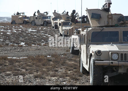 Les agents de la Police nationale afghane à se préparer à participer à un exercice avec des soldats américains servant dans la Force de sécurité de l'Équipe provinciale de reconstruction, de section, 2e Bataillon, 113e Régiment d'infanterie, New Jersey Garde nationale, le 13 janvier 2012, à base d'Orgun-e, province de Paktika, Afghanistan. Gamme de la Police nationale afghane 120113-A-BS750-003 Banque D'Images