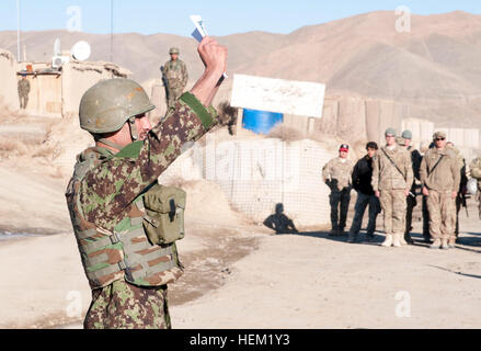 Un soldat de l'Armée nationale afghane de la promotion à l'Académie de l'Armée nationale afghane, Base d'opération avancée Sweeney, fièrement tenir son certificat d'études, Jan 17. 2012. L'Académie de l'ANA à la BOA Sweeney est l'une des nombreuses académies dans tout l'Afghanistan qui est conçu pour former la prochaine génération de soldats afghans dans les tactiques, techniques et procédures qui les aideront à maintenir la paix et la stabilité en Afghanistan une fois que les conventions américaines et internationales d'assistance à la sécurité se retirer du pays en 2014. L'obtention du diplôme de l'Académie de l'Armée nationale afghane 120117-A-ET795-223 Banque D'Images