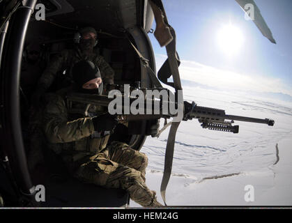 L'équipe de repérage et de tireur d'élite de la F Company, 2nd Aviation Assault Battalion, 82nd combat Aviation Brigade mènent un exercice de plate-forme de tir aérien avec un fusil de tireur d'élite de calibre M82 .50 d'un hélicoptère UH-60 Black Hawk au-dessus de la province de Logar, Afghanistan, 26 janvier 2012. Banque D'Images