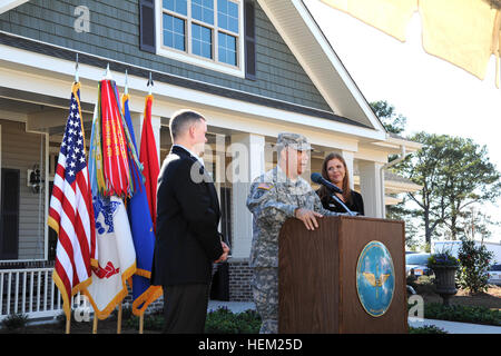 Le général Anthony G. Crutchfield, général commandant du United States Army Aviation Centre d'excellence et de Fort Rucker, est rejoint par Heath Burleson, directeur de programme, Picerne logement militaire, et Milissa Reed, directeur de quartier, dans l'accueil des dirigeants civils et militaires à la Munson Heights Neighbourhood Centre grande cérémonie d'ouverture à Ft. Rucker, Ala., janv. 27, 2012. Cette troisième et dernière nouvelle 7 200 pieds carrés installation axée sur la famille possède une salle de conditionnement physique, les consoles de jeux vidéo, laboratoire d'ordinateur avec webcam, une cuisine entièrement équipée et d'une piscine de 25 mètres à six couloirs piscine sans frais pour Banque D'Images