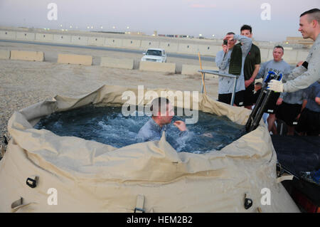 Le s.. Alexander Barnes, Minneapolis, Minn., indigène, saute dans un blibet d'eau glacée pendant une 1ère Brigade Combat Team, 34e Division d'infanterie, Red Bulls, a accueilli l'événement de l'ours polaire le 4 février Au Camp Arifjan, au Koweït. Douze soldats de la Brigade d'1/34ème bataillon de troupes spéciales connecté avec Special Olympics Minnesota pour recueillir des fonds et de sensibilisation pour leurs participants. Bien que les soldats n'étaient pas plonger dans un des nombreux lacs gelés du Minnesota, l'événement a été similaire dans le fait que la piscine était rempli de glace ce qui porte l'ensemble de la température proche de 32 degrés. Polar Banque D'Images