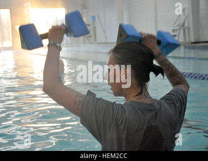 La FPC. Espérons que Clark, 1st Armored Division, bataillon de troupes spéciales, utilise des poids pour effectuer l'entraînement physique dans William Beaumont's aquatics class février 2012. Clark, d'Ionie, Mich., assiste aux séances de thérapie aquatique au Bowling Family YMCA à El Paso, au Texas. Espérons que, après la guerre 120205-A-N769-906 Banque D'Images