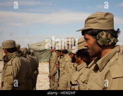 La police locale afghane attendre que leur nom soit appelé à recevoir leur diplôme lors d'une cérémonie de remise des diplômes de l'ALP dans Arghestan District, Province de Kandahar, le 12 février. Le gouverneur de district et d'autres membres de l'équipe de district ont assisté à la cérémonie. (U.S. Photo de l'armée par le Sgt. Christian Palerme) ALP l'obtention du diplôme dans le district 120212 Arghestan-A-AW125-100 Banque D'Images