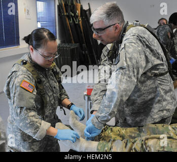 Le personnel médical de l'armée américaine s'entraîne avec des soldats géorgiens au joint multinational Readiness Center à Hohenfels, donnant des instructions de traitement médical lors d'un exercice multinational. Banque D'Images