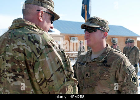 Un soldat de l'armée américaine de l'équipe de combat de la 45e brigade d'infanterie reçoit l'insigne combat Medic lors d'une cérémonie au combat Outpost Red Hill dans la province de Parwan, en Afghanistan. Banque D'Images