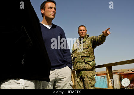 Les membres de la Danish/R.-U. L'Équipe provinciale de reconstruction et de formation de l'OTAN du Commandement du soutien régional Mission-Afghanistan au sud-ouest d'écouter le major de l'armée britannique riche Bredin, droit, commandant de compagnie au 1er Bataillon, le Régiment Royal de la princesse de Galles, les renseigner sur la construction d'une caserne de la formation de la Police nationale afghane au Lashkar Gar Centre de formation dans la province de Helmand, Afghanistan, le 21 février 2012. Le Royaume-Uni/danois de l'Équipe de reconstruction provinciale est de travailler avec l'OTAN de soutien régional du Mission-Afghanistan formation sud-ouest commande pour construire le centre est pré vu que Banque D'Images