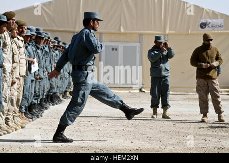 Un agent de la Police nationale afghane marches jusqu'à accepter son diplôme pendant une cérémonie au Lashkar Gar Training Centre à Lashkar Gar, province de Helmand, Afghanistan, le 22 février 2012. Plus de 100 membres de la PNA, l'ANPC, Police des frontières et les agents de police l'ordre civil afghan a complété une formation au CFL et déplacé de nouveau à leurs stations d'accueil tout au long de la province de Helmand. Cérémonie de remise de diplômes 120222-A-YI377-410 Banque D'Images