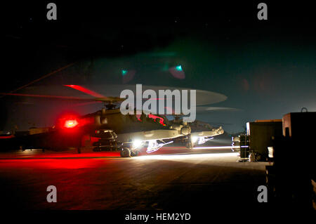 Groupe de travail deux Sabre Apaches AH-64D spin up pour les opérations de nuit, sur la base d'opération avancée Fenty, Afghanistan. La 82e Brigade d'aviation de combat aérienne des aéronefs et d'appui des troupes au sol pour la sécurité régionale et Command-East. Réception ouverte 24h watch 3531684 Banque D'Images