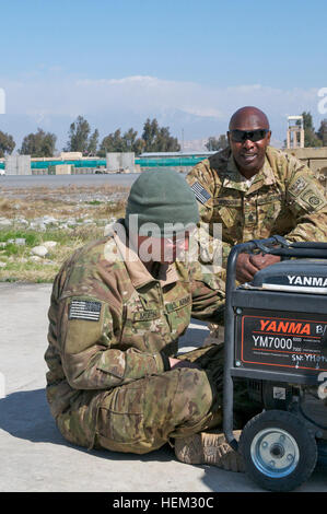 Task Force Sabre Cmd. Le Sgt. Le major Frankie Woods, de Hampton, S.C., s'arrête pour discuter que la CPS. Morton, matrice de West Valley City, Utah, travaille sur un générateur du 22 février sur la base d'opération avancée Fenty, Afghanistan. 531073 Mentorat Banque D'Images