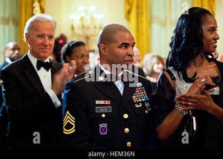 Un soldat s'occupe d'un pays 'Gratitude' Dîner organisé par le président Barack Obama et Première Dame Michelle Obama à la Maison Blanche le 29 février, 2012. Le dîner inclut les hommes et les femmes en uniforme de tous rangs, de services, de membres et d'horizons différents, représentant de la plusieurs milliers d'Américains qui ont servi en Irak et a été une expression de reconnaissance de la nation pour les réalisations et d'énormes sacrifices de ceux qui y ont servi et des familles qui les ont soutenus. Flickr - l'armée américaine - un dîner de reconnaissance de la Nation Banque D'Images