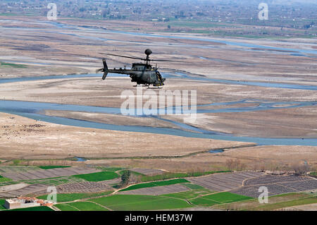 Un groupe de travail au sabre, 82e Brigade d'aviation de combat OH-58D Kiowa Warrior le ciel des patrouilles près de Jalalabad, en Afghanistan. Dans l'espace aérien 536063 Banque D'Images