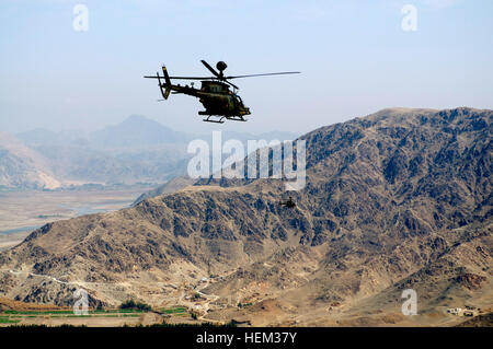 Groupe de travail deux Sabre, 82e Brigade d'aviation de combat OH-58D Kiowa Warriors voler vers une gamme de formation près de Jalalabad, en Afghanistan 2 mars. Le sabre Kiowa diriger la 82e Brigade d'aviation de combat en OH-58 heures, aidant l'ensemble de la brigade des dossiers à l'heure de vol en Afghanistan. La 82e CAB a effectué plus de 65 000 heures depuis la reprise à la mi-octobre. Jumelés 536065 Banque D'Images