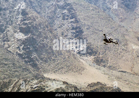 Un groupe de travail au sabre, 82e Brigade d'aviation de combat OH-58D Kiowa Warrior le ciel des patrouilles près de Jalalabad, en Afghanistan Mar 2. Le Kiowa est l'Armée du scoutisme et avions de reconnaissance, souvent appelé à fournir près de la sécurité pour les troupes au sol. Le Kiowa est capable de transporter un équipage de deux hommes et une variété d'armes, tels que 2,5' roquettes, missiles Hellfire ou une mitrailleuse .50 cal.. Run 536066 Compensation Banque D'Images