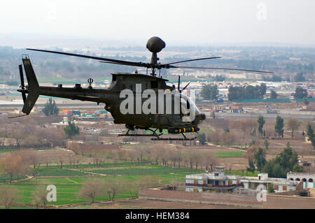 Un groupe de travail au sabre, 82e Brigade d'aviation de combat OH-58D Kiowa Warrior le ciel des patrouilles près de Jalalabad, en Afghanistan Mar 2. Le Kiowa est l'Armée du scoutisme et avions de reconnaissance, souvent appelé à fournir près de la sécurité pour les troupes au sol. Le Kiowa est capable de transporter un équipage de deux hommes et une variété d'armes, comme 2,75' roquettes, missiles Hellfire (photo) ou d'une mitrailleuse de calibre .50 La.. Kiowa Warrior 536069 Banque D'Images