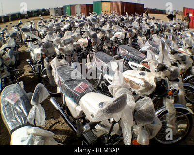 De nouvelles motos pour la police locale afghane dans la province de Helmand, Afghanistan, attendez d'être inspectés et peint à l'Lashkar Gar Point d'approvisionnement provinciaux à Lashkar Gah, dans la province d'Helmand, en Afghanistan, le 6 mars 2012. Les motos seront utilisés par l'ALP de patrouilles et d'opérations de police dans toute la province. ALP motorcycles inspectés à Lashkar Gar 120306-A-YI377-050 Banque D'Images