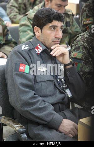 Un agent de police en uniforme afghane assiste au cours des opérations d'information à la base d'opérations avancée Thunder, Gardez, district, province de Paktia, Afghanistan, le 14 mars 2012. Cours sur les opérations de l'information 120314-A-C326-268 Banque D'Images