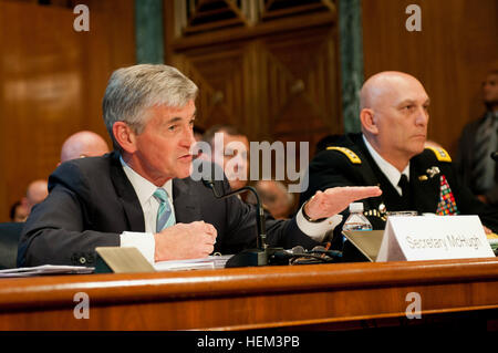 Secrétaire de l'Armée John McHugh répond à une question d'un membre du sous-comité sénatorial de la défense des crédits, le 21 mars 2012, sur la colline du Capitole. McHugh et Chef du personnel de l'Armée Le Général Raymond T. Odierno a témoigné devant le comité de la Défense Demande d'autorisation pour l'exercice 2013 et l'avenir de l'année programme de défense. (U.S. Photo de l'armée par le sergent. Bernardo Fuller) les dirigeants de l'Armée témoignent lors de demande d'autorisation de la Défense pour l'exercice 2013 120321-A-AJ780-001 Banque D'Images