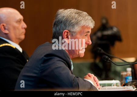 Secrétaire de l'Armée John McHugh répond à une question d'un membre du sous-comité sénatorial de la défense des crédits, le 21 mars 2012 sur la colline du Capitole. McHugh et Chef du personnel de l'Armée Le Général Raymond T. Odierno a témoigné devant le comité de la Défense Demande d'autorisation pour l'exercice 2013 et l'avenir de l'année programme de défense. Les dirigeants de l'armée témoignent lors de demande d'autorisation de la Défense pour l'exercice 2013 120321-A-AJ780-002 Banque D'Images