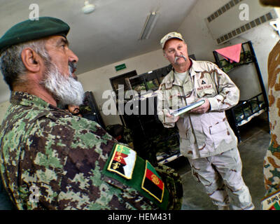 Steven Pence, un ingénieur de l'Army Corps of Engineers des États-Unis, l'écoute d'un linguiste traduire la réponse d'un officier de l'Armée nationale afghane, à gauche, au cours d'une promenade à travers l'inspection des bâtiments au camp Shorabak, province de Helmand, Afghanistan, le 26 mars 2012. Le RSC-SW et le U.S. Army Corps of Engineers a effectué une promenade à travers de six casernes ANA comme une première étape vers la remise de 17 bâtiments sur Shorabak d'ici la mi-mai 2012 et 73 bâtiments par juillet 2012. (U.S. Photo de l'armée par Bill Putnam/libérés) Enduring Freedom (6907872374) Banque D'Images