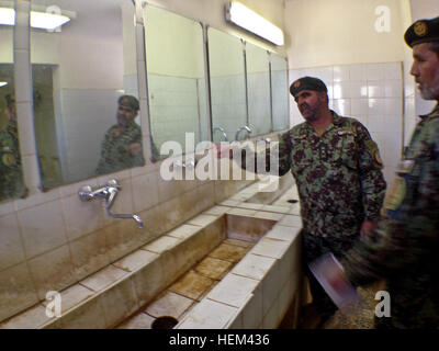 Les officiers de l'Armée nationale afghane inspecter robinets dans une latrines au cours d'une promenade à travers l'inspection des bâtiments sur Camp Shorabak, province de Helmand, Afghanistan, le 26 mars 2012. Mission de formation de l'OTAN Afghanistan Commandement du soutien régional du sud-ouest et le U.S. Army Corps of Engineers a effectué une promenade à travers de six casernes ANA comme une première étape vers la remise de 17 bâtiments sur Shorabak d'ici la mi-mai 2012 et 73 bâtiments par juillet 2012. (U.S. Photo de l'armée par Bill Putnam/libérés) Enduring Freedom (7053962273) Banque D'Images