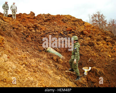 Un Mk13 1 000 livre bombe a été découvert par les travailleurs de la construction d'excaver la terre derrière une petite installation industrielle près de Mt. Goles, au Kosovo. Le site fut le foyer de bunkers de munitions yougoslave pendant le conflit au Kosovo. Il est probable que la bombe non explosée a été volontairement abandonnée au cours de la campagne de bombardements de l'OTAN, 1999 selon Cpt. Frank Pangelinan, commandant de la 217e compagnie des explosifs et munitions, déployé au Kosovo dans le cadre du groupement tactique multinational- Est. La Garde Nationale de Californie est arrivé au Kosovo en septembre 2012. Depuis, ils ont répondu à l'incid 94 Banque D'Images