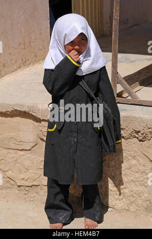 Une jeune fille afghane est à l'extérieur de l'école Aliabad près de Mazar-e-Sharif, dans la province de Balkh, en Afghanistan, le 3 avril 2012. Une nouvelle école est en cours de construction pour les étudiants comme l'un de la 37e Brigade d'infanterie, commandant de l'équipe de combat de projets du programme de secours d'urgence. La 37e IBCT est déployé en Afghanistan dans le cadre de l'opération Enduring Freedom. Aliabad School 120403-A-LE308-048 Banque D'Images