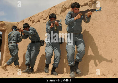 Les agents de la Police nationale afghane conduite sécurité après avoir saisi un composé au cours de close quarters battle training, 12 avril. Les officiers ont reçu leur première leçon sur la saisie correcte et l'élimination d'un bâtiment, alors que l'objet de police de base et l'intégration communautaire à la formation Base-Tarin multinationale Kot, en Afghanistan. Le cours d'une semaine a été le premier officier de l'ANP, qui se donne dans la province d'Uruzgan. Les agents de la Police nationale afghane à acquérir des compétences, connaissances de base en cours agent 120412-A-WI966-752 Banque D'Images