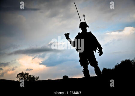 Le sergent de l'armée américaine. Louis, Picciurro de Tucson (Arizona), servant avec le 1er peloton, Compagnie des Pieds-Noirs, 1er Bataillon (Airborne), 501e Régiment d'infanterie, Task Force Blue Geronimo, soutient une forme de coeur en Chergowtah rock district, province de Khost, en Afghanistan, le 13 avril 2012. Les soldats américains et leurs homologues de la police frontalière afghane mis en place un point de contrôle tactique des insurgés afin de refuser la liberté de mouvement. Point de contrôle tactique 120413-A-LP603-286 Banque D'Images