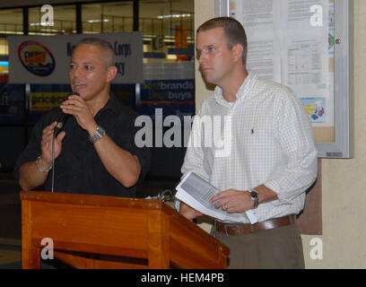 GUANTANAMO BAY, Cuba - l'Armée de terre Le Lieutenant-colonel Miguel Angel Mendez, Joint Task Force Guantanamo detainee directeur des programmes, s'adresse à un groupe d'invités à l'ouverture de son exposition d'oeuvres d'art à la base navale américaine de Guantanamo Bay Station d'échange de la Marine, le 26 octobre 2009. Mendez, qui est un artiste et concepteur du musée par le commerce, est avec la Garde nationale de Porto Rico et est muté à la Force opérationnelle Guantanamo. Guantanamo la foi mène sûr, humain, juridique et transparent le soin et la garde des détenus, y compris ceux qui ont été condamnés par une commission militaire et ceux commandés libéré par un tribunal. La foi mène intelli Banque D'Images