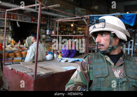 Bagdad, Irak - Un soldat iraquien analyse la zone le 21 février 2007, dans le quartier de Rusafa. Le soldat faisait partie d'une patrouille de l'Al Shuraga marché a entraîné par le Général Ray Odierno, commandant du Corps multinational - Iraq, chef de la police, le général de Rusafa Latiff Mohammed Khalaf et Le général Abdullah Abdul-Karim Abdul-Satar, commandant de la 4e Brigade, 1e Division de l'armée iraquienne. (U.S. Photo de l'armée par le Sgt. Curt Cashour, MNC-I Affaires publiques) les conditions de sécurité 37048 Banque D'Images