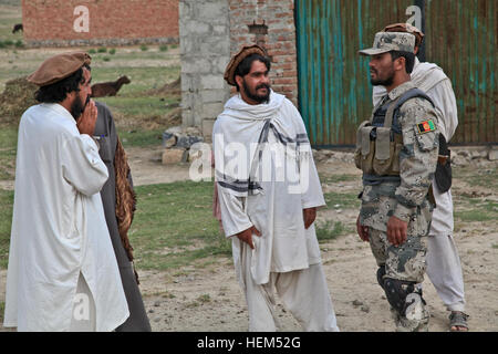 Un membre de la police frontalière afghane parle avec les hommes, Gorbuz district, province de Khost, en Afghanistan, le 26 avril 2012. Les parachutistes américains et leurs homologues de l'ABP a établi un point de contrôle dans l'attente d'explosifs pour détruire un trouvés explosif improvisé. La mise en place d'un point de contrôle de la circulation 120426-A-LP603-077 Banque D'Images